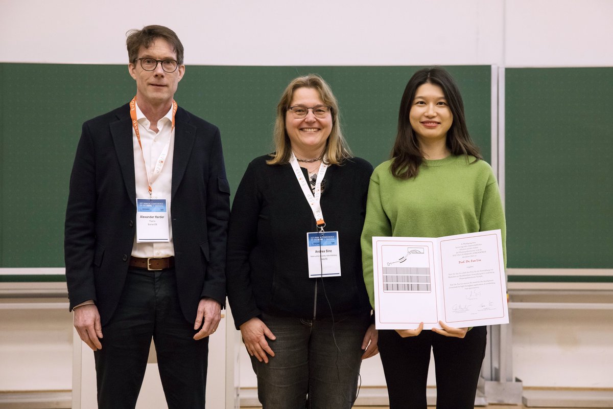 🎉Congratulations to Fan Liu @theliulab for her recent awards in cross-linking mass spectrometry. The scientist is dedicated to better understanding the interactions between proteins at the cellular level. 👉leibniz-fmp.de/newsroom/news/… 📸Jürgen Gross