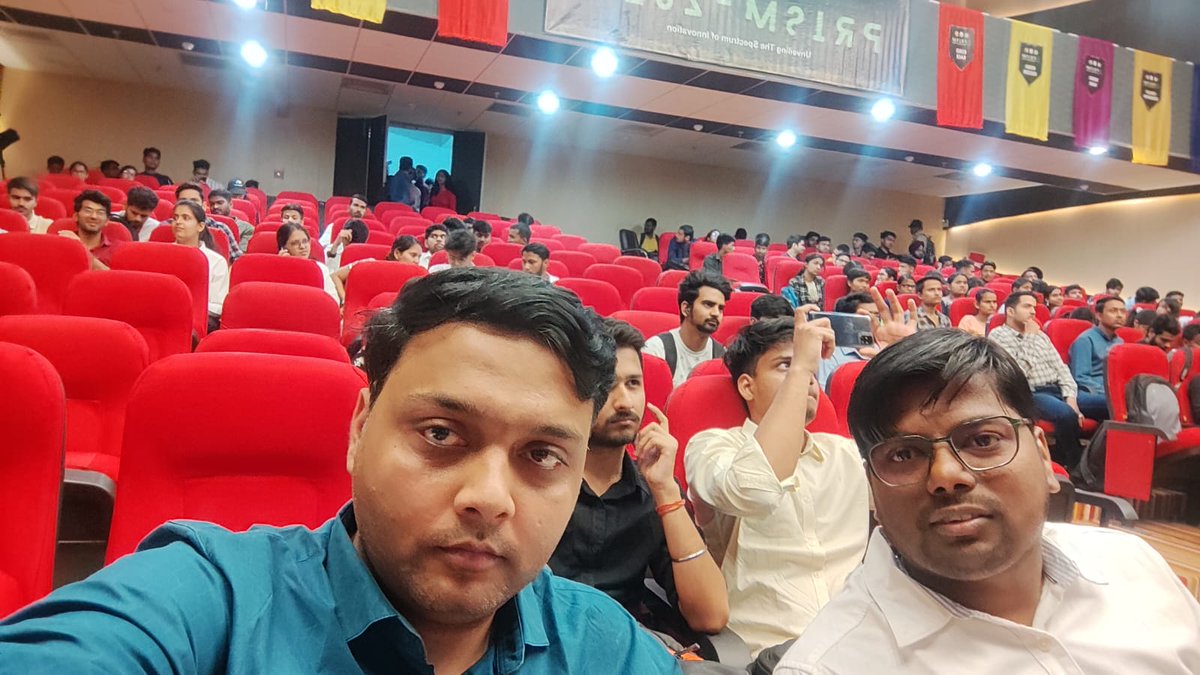 🚀 Excited to have led an insightful event on "Student Journey to Salesforce" at Lucknow University's Engineering and Technology Department today! 🎓✨
Big thanks to the students for their enthusiasm and faculty for their support. Let's keep the learning and innovation going! 💼