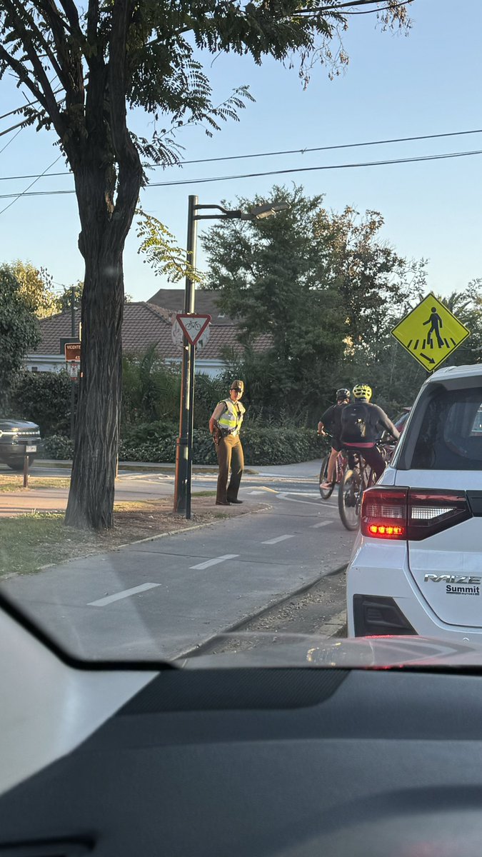 Y así, mágicamente, nadie se estacionó en la ciclovía al dejar sus niños en el colegio <a href="/calasanzchile/">Colegio Calasanz</a> 🥸

CC: <a href="/rhurtubia/">Ricardo Hurtubia (⧖)</a> 

<a href="/MuniNunoa/">Municipalidad de Ñuñoa</a>