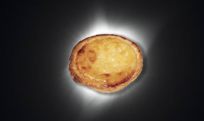 Create your own eclipse at home by holding a pastel del nata in front of a lamp 👍