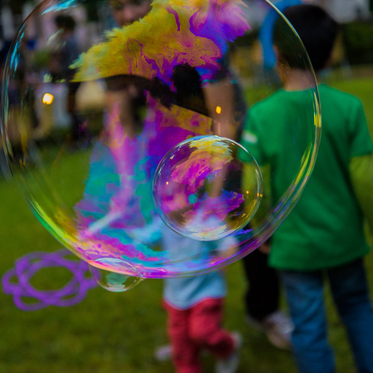 🌀 Get ready for a whirlwind of fun as Ray dazzles you with his incredible bubble skills! From mesmerizing bubble sculptures to jaw-dropping bubble effects, this show is bubbling with surprises at every turn! 🌀 📅 Tue 20 Aug 🎫 bwdvenues.com/whats-on/ray-b…