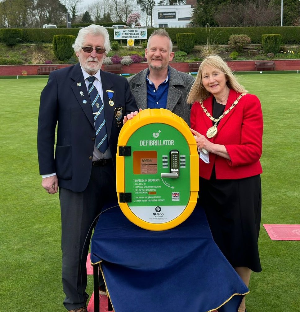 24/7 Public Access Defib achieved thanks to gruelling sponsored walk by Derek Milligan supported by members of Stamperland Bowling Club & others. Well done and thank you all!