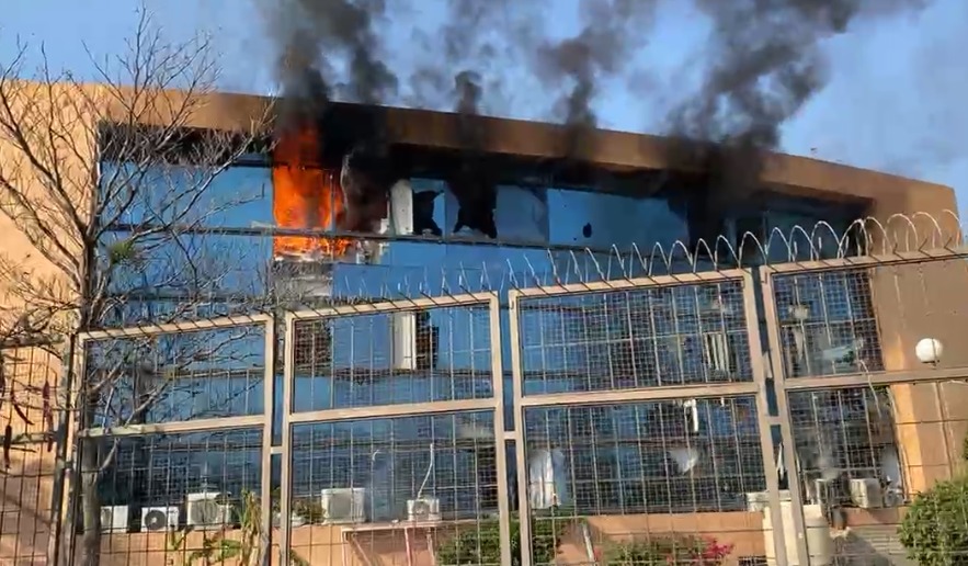 edelpablo's tweet photo. Estudiantes de Ayotzinapa vandalizan edificios del Palacio de Gobierno de Guerrero a un mes del homicidio del normalistas Yanqui Kothan Gómez Peralta https://t.co/K96FNWKcQK