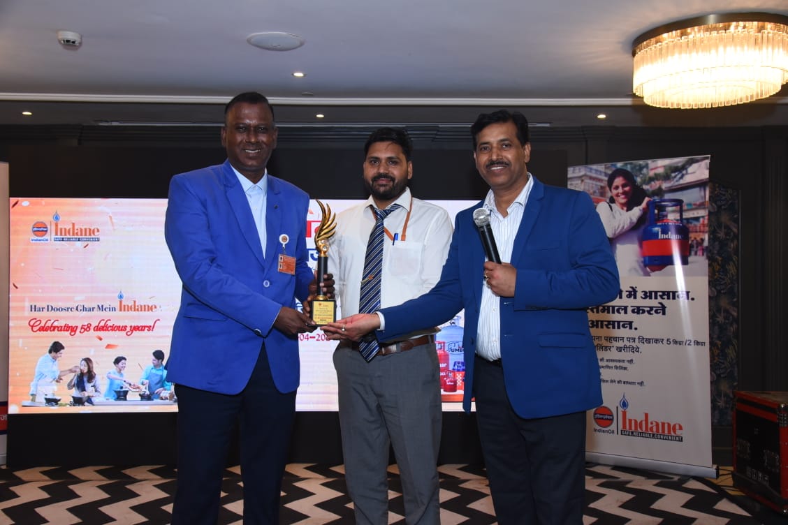 CGM LPG <a href="/ioclupso2/">IOCL_UPSO-2</a> Sh. R Rajendran felicitated  field officers of <a href="/IoclAgraIDO/">IOCL Agra Indane DO</a> for outstanding contributions in FY 23-24, inspiring and motivating the team to excel. A great leader recognizes and appreciates excellence! #Recognition #Motivation #Leadership
<a href="/HemantIoc/">Hemant Rathore</a> <a href="/EDLPGIOCL/">Sailendra K</a>