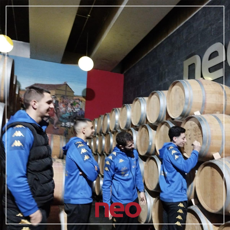 BodegasNEO's tweet photo. Hoy hemos tenido una visita excepcional: el @bmvillaaranda ha venido a Bodegas Neo para conocer nuestras instalaciones y ver cómo elaboramos nuestros vinos. Un equipo que apoyamos, patrocinamos y del que sentimos un tremendo orgullo. ❤️❤️
#BodegasNeo #RiberaDelDuero #Vino https://t.co/W1hPAVcbWd