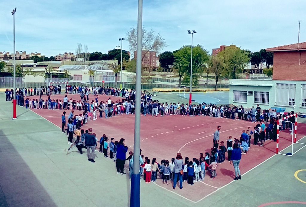 cp_sdomingo's tweet photo. Durante la semana del 2 de abril hemos trabajado en todo el cole la concienciación sobre el autismo, dedicándoles este grandísimo símbolo del infinito a nuestros compañeros y a todas las personas con #TEA. 

#TEAcompaño
#TEAdmiro
#TEApoyo https://t.co/yuilXy3kfE