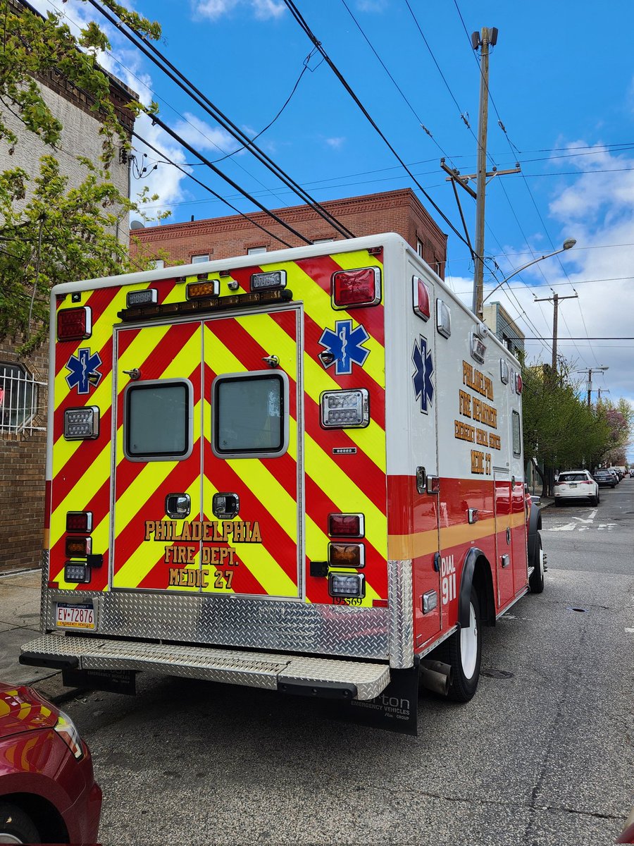 Daily totals for Sunday, April 7: 🚑: 718 EMS incidents 🚒: 141 fire incidents 🔥: 1 working fire #24x7x365