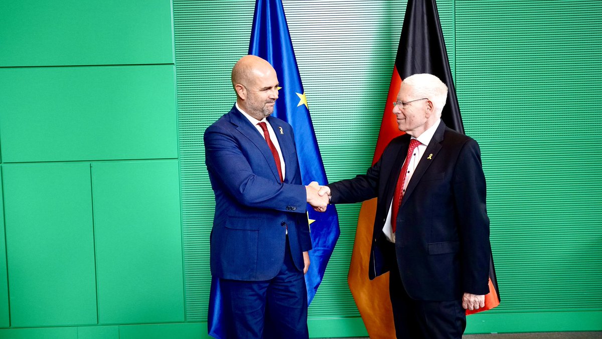 Heute fand im Bundestag ein Treffen zwischen Dr. Josef Schuster und @AmirOhana, dem Parlamentspräsidenten der Knesset, statt. Der Besuch ist ein starkes Zeichen der Verbundenheit zwischen Israel und Deutschland. Vielen Dank für diesen interessanten Austausch.