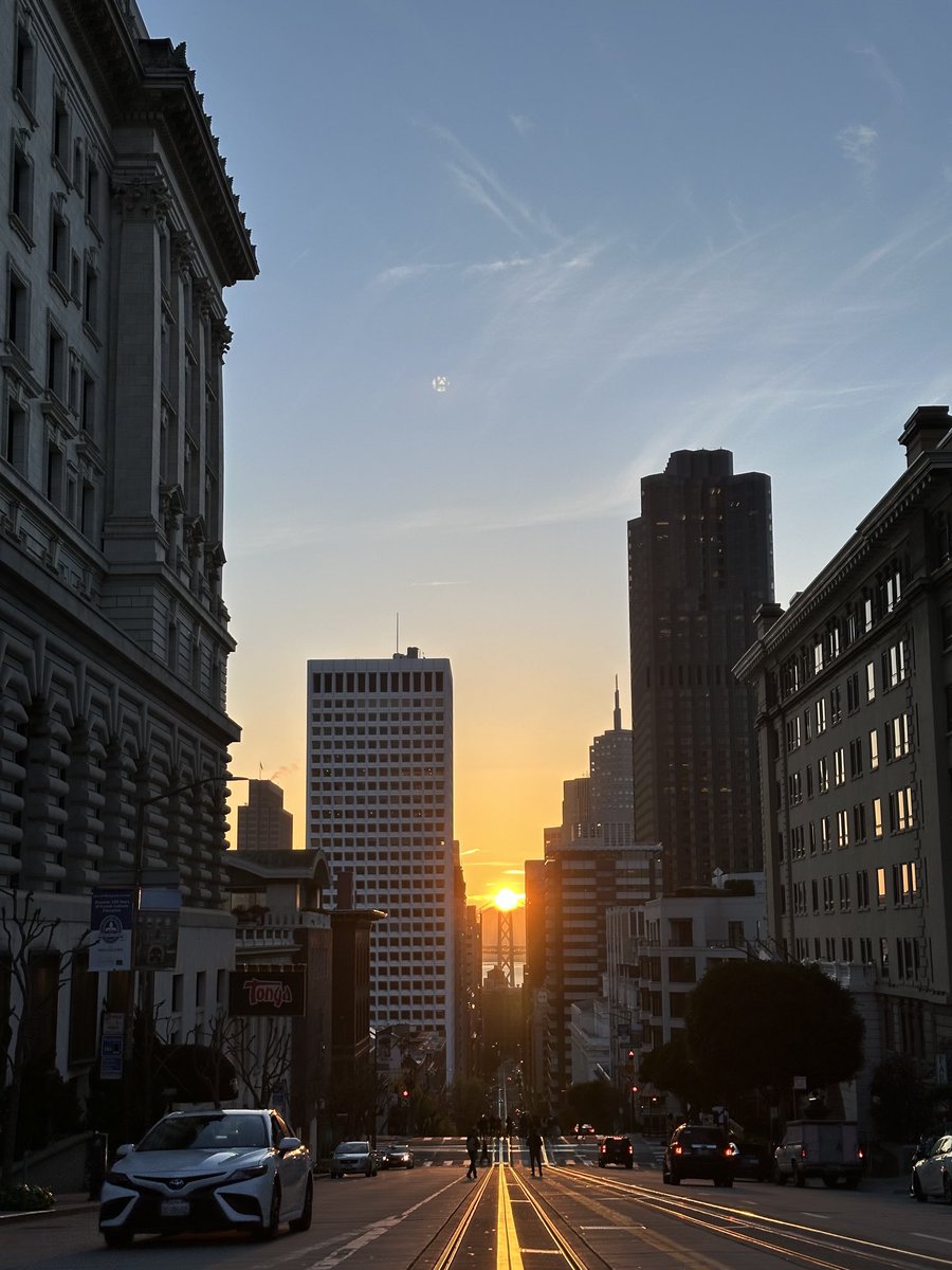 It’s California Henge or Friscohenge if you prefer occurring on the same day as #SolarEclipse2024. It’s a sign. Shout-out to ⁦@KarlTheFog⁩ for allowing this to occur. #SanFrancisco #Friscohenge ⁦@jonfortt⁩
