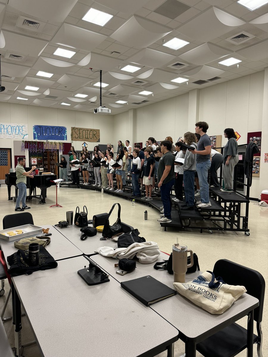 LTHS Fine Arts teams getting some work done before UIL Contest TOMORROW! Great kids being here for each other. @LakeTravisChoir @LTCavBand @LTFineArts