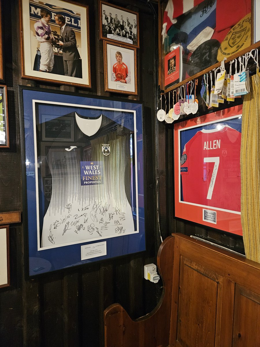Finally, after almost a year, admin's signed shirt from last seasons play off final in Newtown, has made it onto the wall at the famous @tafarnsinc in Rosebush! 💪🏼🐦