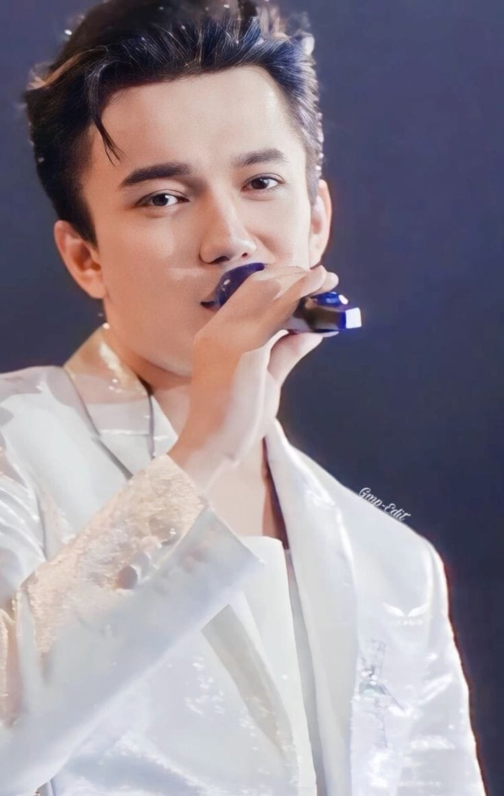 @Helendear007 @dimash_official KAZAKH NIGHTINGALE Dimash, la belleza de tu voz solo es superada por la belleza de tu corazón.💗🤍 #WhenIveGotYou #DimashConcertBudapest