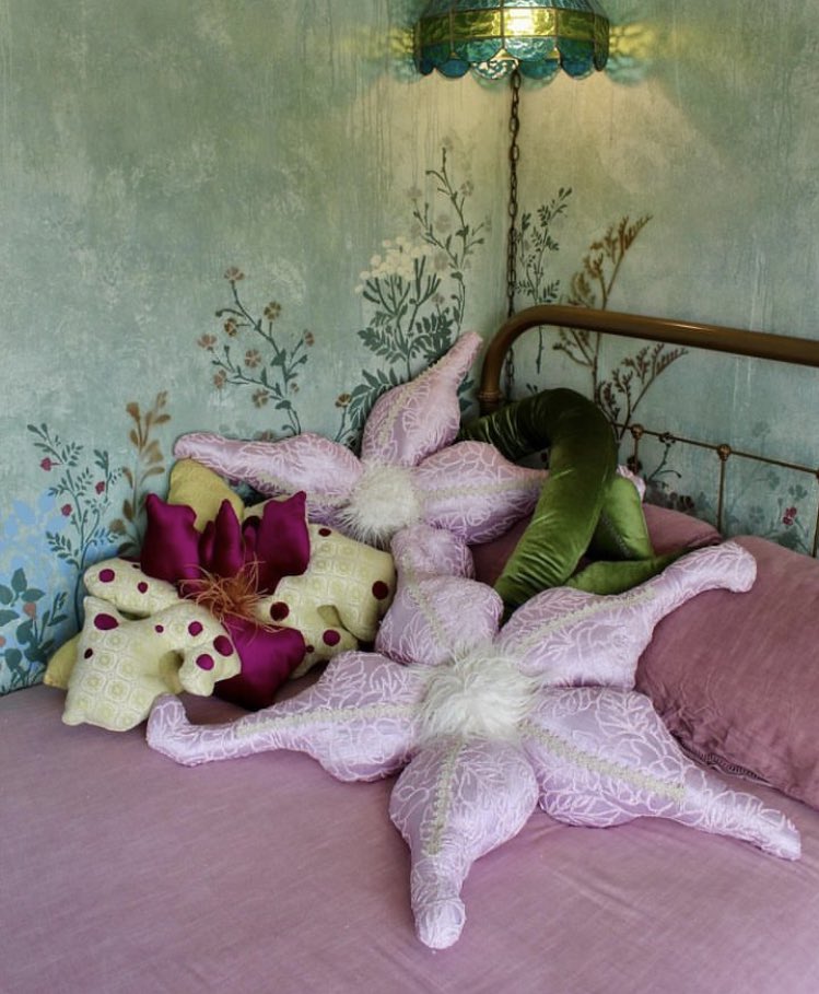 veivetchica's tweet photo. obsessed with these flower pillows (&amp; interiors) by emma catherine bradford https://t.co/XehzGrgNz0