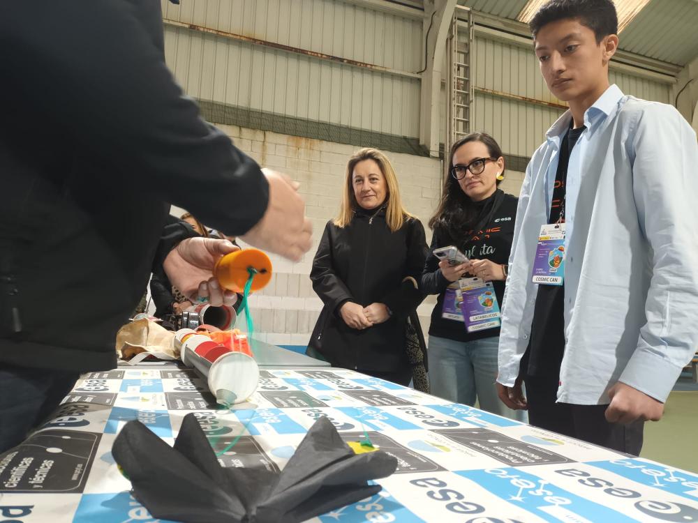 🚀👩‍🎓 La consejería ha organizado por segundo año la final autonómica de la competición #CanSat,  donde más de 7⃣0⃣ estudiantes y docentes de Secundaria han construido un minisatélite, lo han lanzado con un cohete y realizado un experimento científico

👉 acortar.link/dORYoN