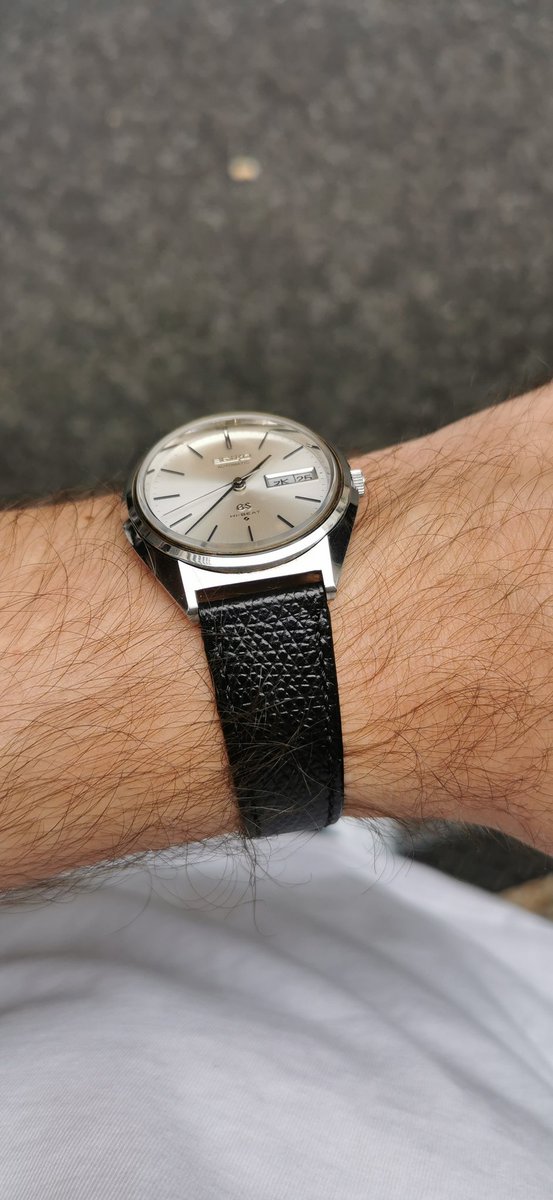 Toujours aussi amoureux de cette petite #GrandSeiko ...

✨⛩️