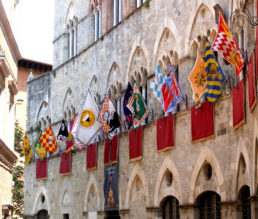 #8aprile Il Capodanno senese di e’sempre stato celebrato il 25 marzo giorno dell’Annunciazione di Maria,quest’anno lo celebriamo oggi per non so quale calcolo sulla Pasqua. Siamo di Siena,siamo fatti cosi’…per noi e’festa..tamburi e bandiere.. #CapodannoSenese