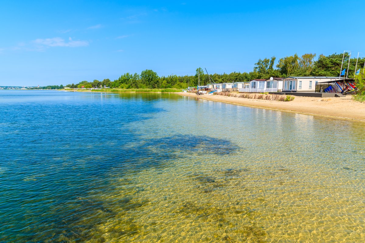 🏖️ Dreaming of the perfect summer getaway? Look no further than Chałupy Beach on the Hel Peninsula. Where sandy shores meet serene forests. Offering a paradise for camping enthusiasts and water sports lovers alike. #visitpoland #polandtravel #ChałupyBeach #HelPeninsula