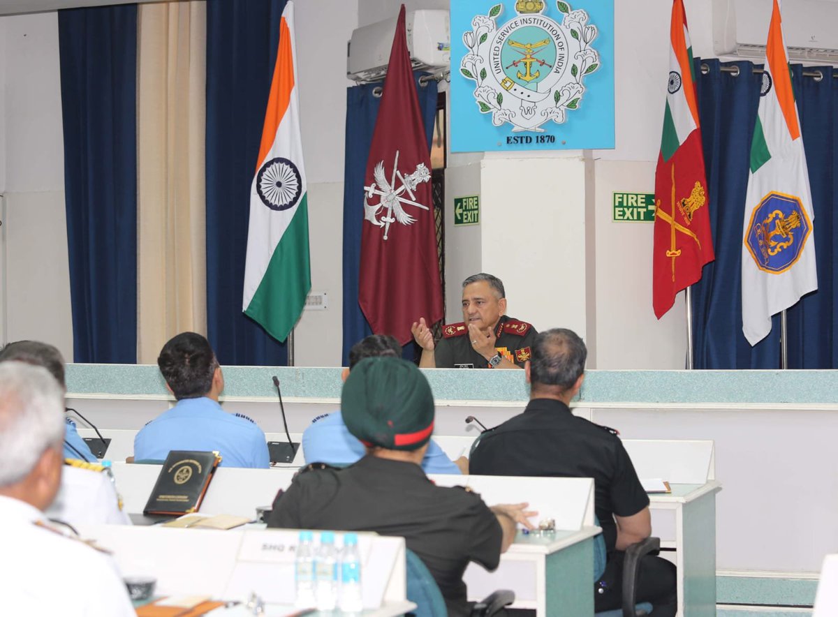 #IndianArmedForces #Jointness #Synergy Tri-service Conference ‘Parivartan Chintan’ held in New Delhi. #CDS_India Gen Anil Chauhan stresses on need for developing Joint Culture for Armed Forces pib.gov.in/PressReleasePa… @EAC_IAF @easterncomd