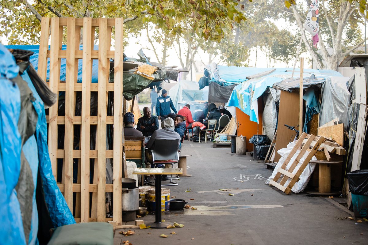 #Paris2024 : Non au 'nettoyage social' ✊❌ À l’approche des JO, des risques de politiques répressives vis-à-vis des personnes les plus démunies grandissent, afin de les invisibiliser et ne pas ternir l’image de Paris. Lire le rapport👉bit.ly/3PV8o3x