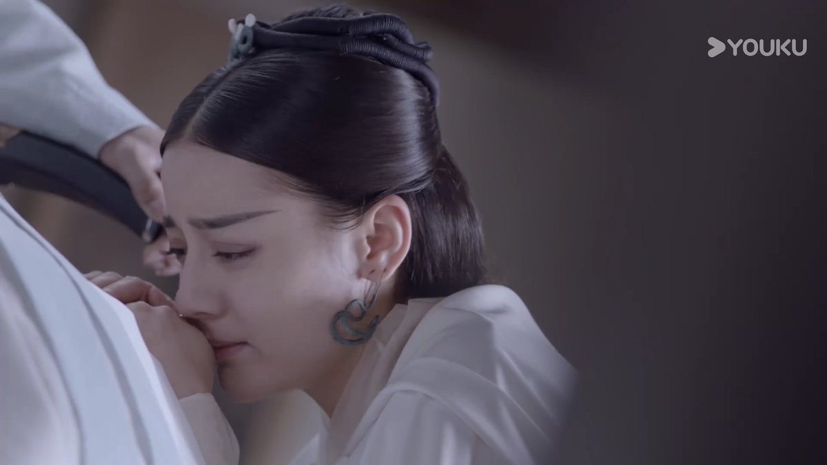 “ the greatest grievance is that I wasn’t able to see my father for the last time. ”— lie ruge neither lie mingjing nor zhan feitian #theflamesdaughter #dilraba #dilireba