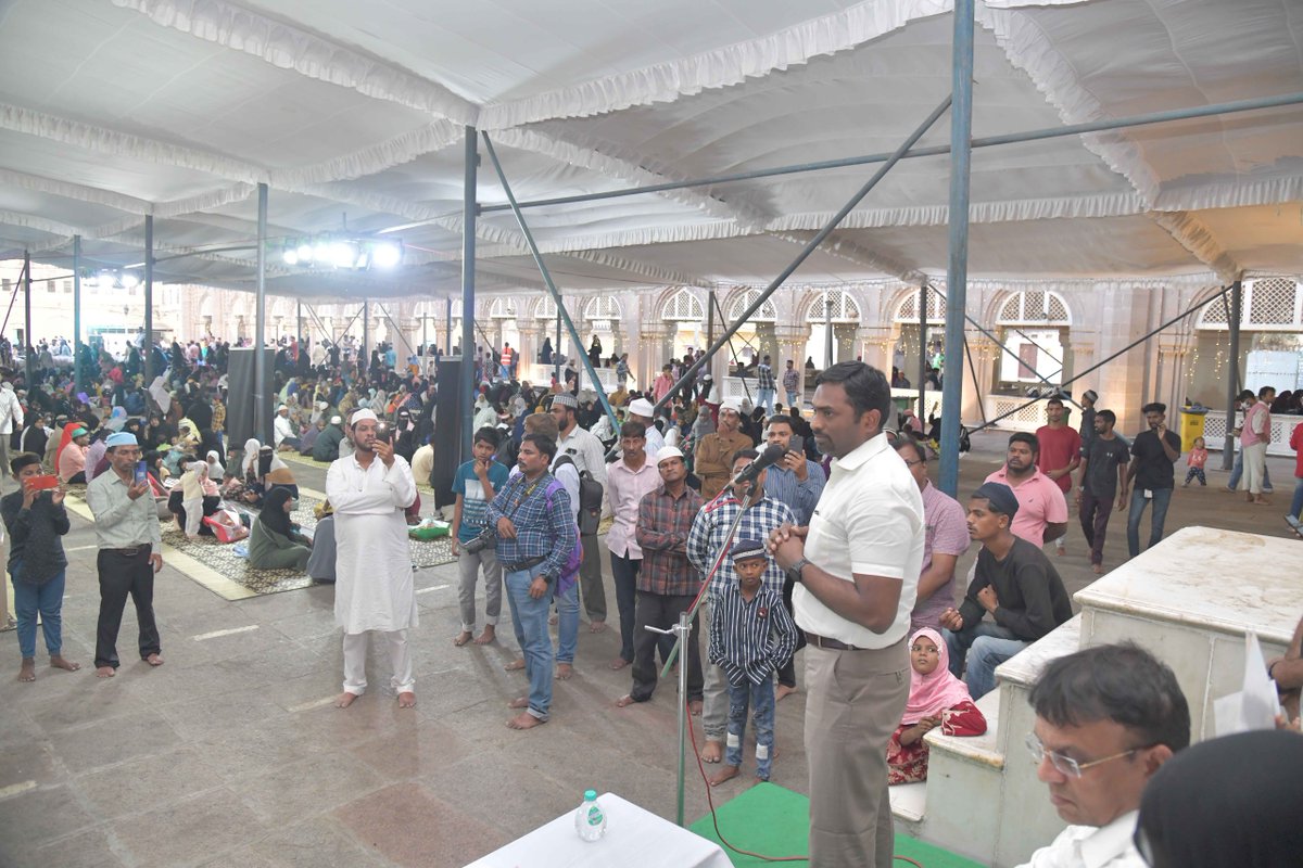 Commissioner GHMC and DEO Hyderabad @DRonaldRose along with @Collector_HYD and Joint CEO Sarfaraz Ahmad reaffirmed the importance of participation at mecca masjid during Iftar gathering. #SVEEP #Voterawareness @CEO_Telangana @ECISVEEP