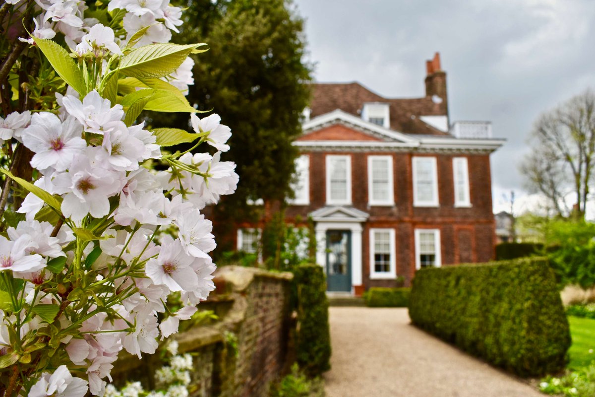 What's your favourite historic place to visit at this time of year, and why? 📷 Fenton House © Rachel Stoplar