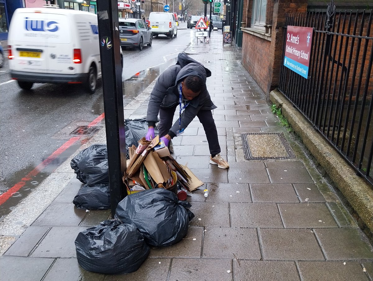 Need to report dumped rubbish or witnessed someone fly-tipping? 👀🚯 Our team picks up litter from every street in Lambeth & investigates fly-tips within 4 days👷‍♂️🔍👮‍♂️ Help us keep our streets clean & report any incidents you see🗣📞📧 Report 👉orlo.uk/2CXEA