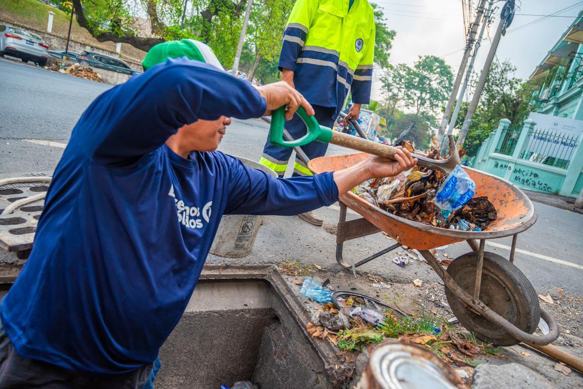 ¿Estás listo para la temporada de lluvias? 🌧️🫡 ¡Los drenajes limpios son nuestra mejor defensa! Cada acción cuenta: desde el correcto desecho de basura hasta evitar obstrucciones. Hagamos nuestra parte para mantener nuestra capital segura y seca.🦺🇸🇻🚮