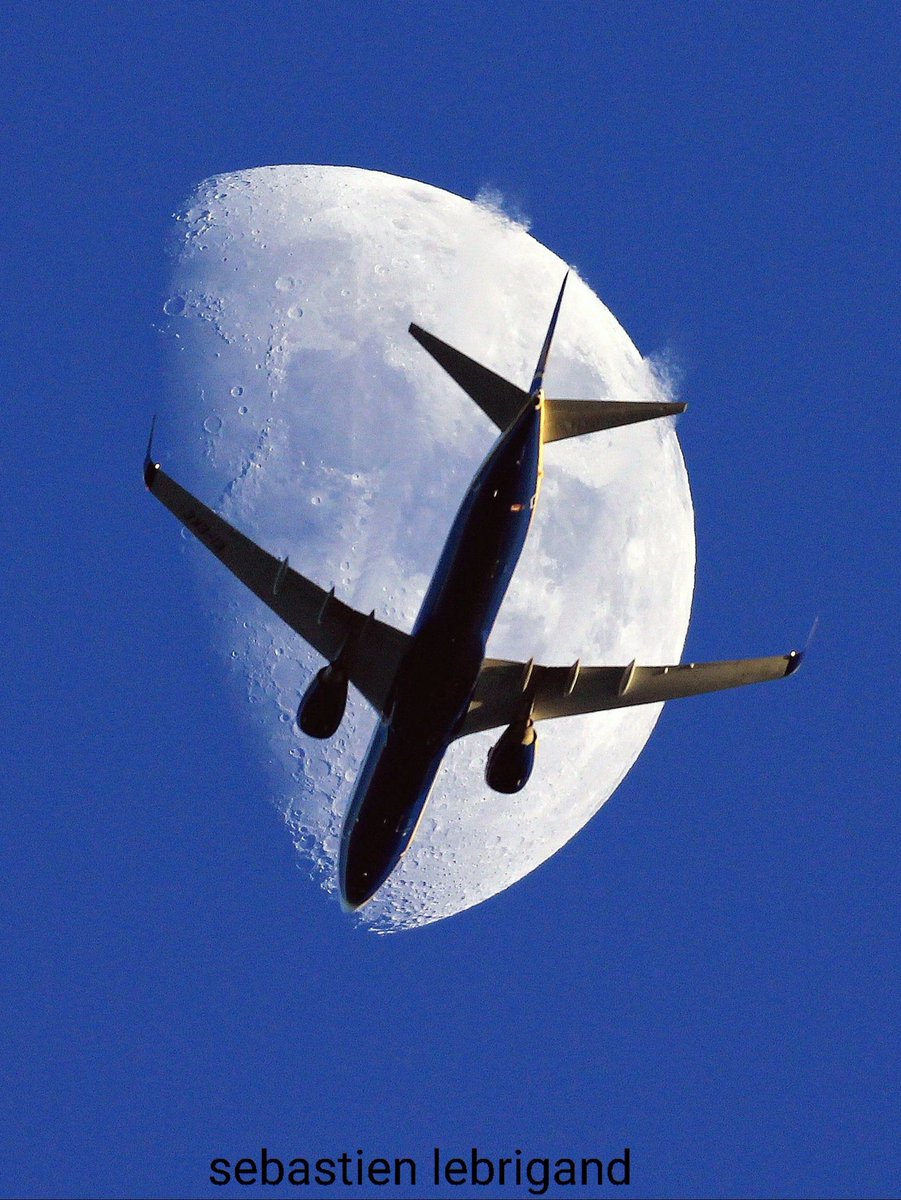 Boeing 737 Ryanair ☘ eclipse the moon. Photo: @lebribri (France)