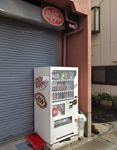 dploverscom1's tweet photo. Googleマップに「ドクターペッパー自動販売機」という名で登録されている場所が、鹿児島市に。

ストリートビューを見たら、ガチファンの方が置かれている自販機なのだと一目でわかりました。

自販機では珍しく、ダイエットドクペも販売。

（ドクペ地図　登録ID：3287）
https://t.co/eoV91ro9oR https://t.co/UTKEse7QCA