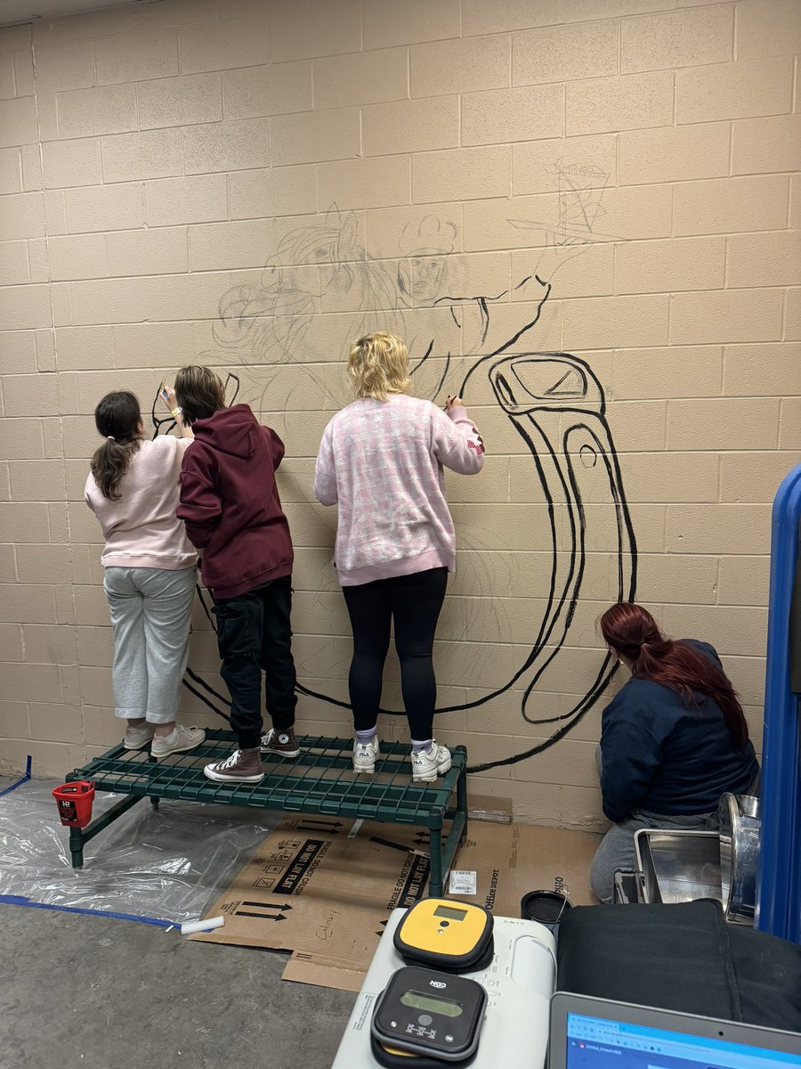 🐴Just in time for Derby 150! Graphic design pathway students at @atherton_high are sprucing up the employee entrance @ChurchillDowns. #AcademiesofLou