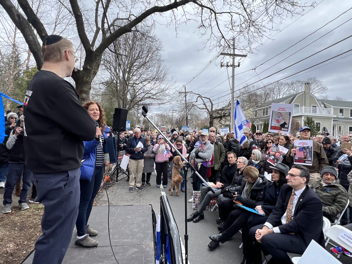 Proud to join more than 1000 in #Newton yesterday to rededicate the hostage wall that had been vandalized #StandAgainstHate #BringThemHomeNow @JakeAuch @cindycreem @RuthanneFuller @TommyVitolo @RepKayKhan