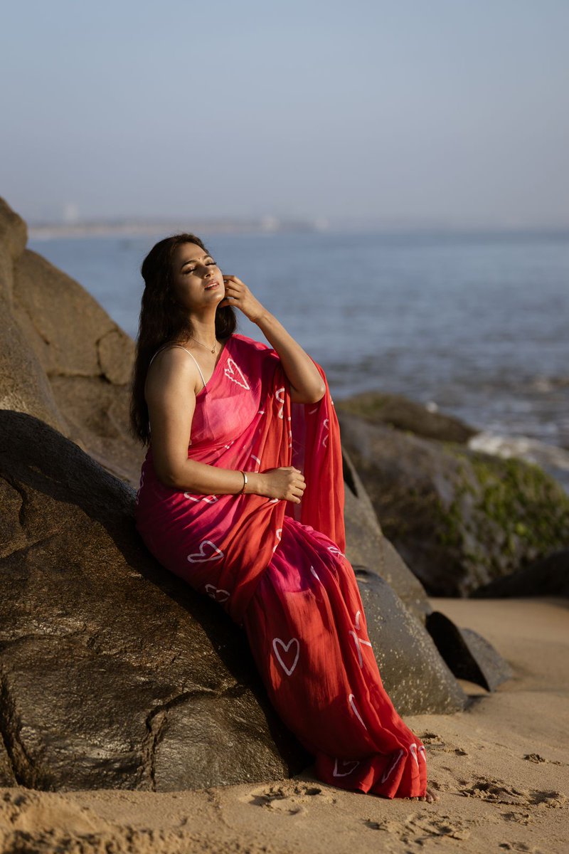 KollywoodStreet's tweet photo. Shining with gracefully refined aura amidst the whirls of wind and the swirls of waves, actress #SriRamyaPandian steals our senses in these latest clicks

@iamramyapandian #ramyapandian  #KollywoodStreet https://t.co/OTKJ3jxsAa