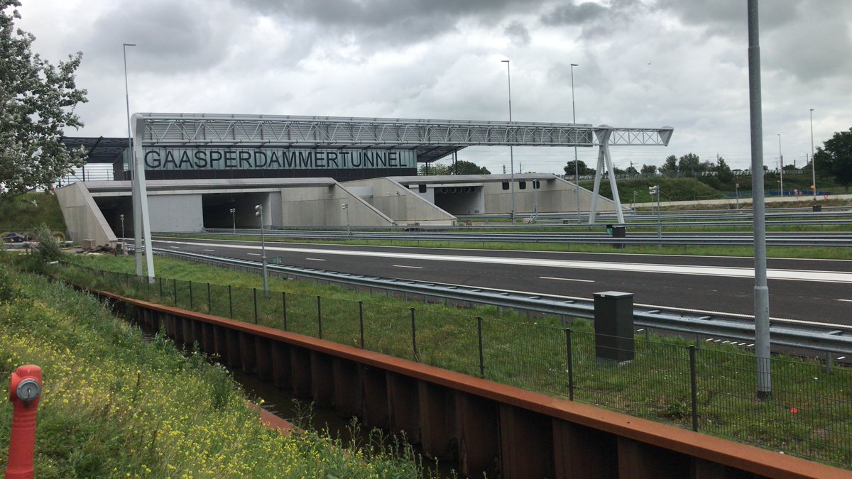 Reis je deze week woensdag- en/of donderdagnacht door de Gaasperdammertunnel #A9? Houd dan rekening met extra reistijd wegens onderhoud. We starten woensdag- en donderdagavond om 21.00 uur. Elke nacht sluiten we een andere tunnelbuis af. Meer info 👉 bit.ly/3U94SFh