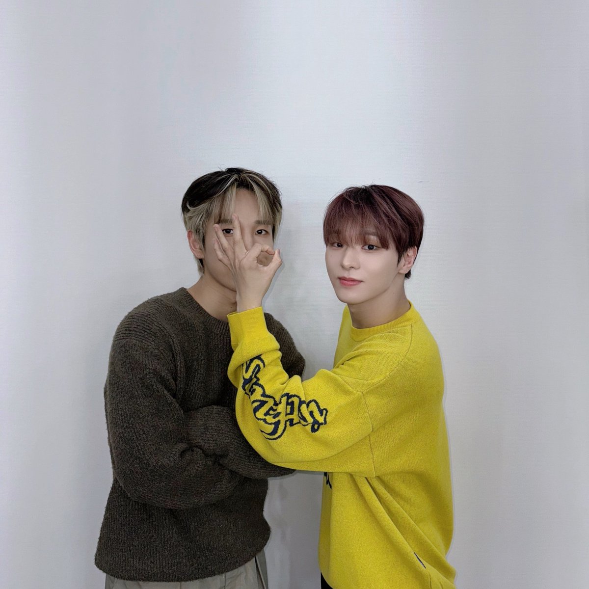 VannerOfficial's tweet photo. [#VANNER]

삐삐 햇살이 있어야만☀️
꾸기 나무에 혜성 개나리가 🤎💛
가장 예쁘게 피어나🌼
한 계절을 함께해 준 VVS 고마워요😘

#배너 https://t.co/Q0Pkux94Ep