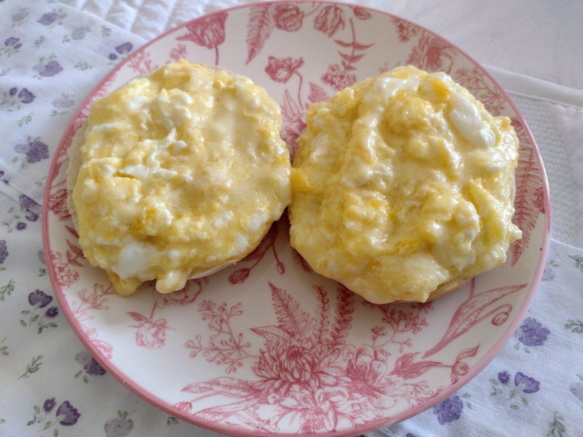 A quién no le va a gustar una hallulla tostada con queso derretido y huevo?? 🤤🧀🥚