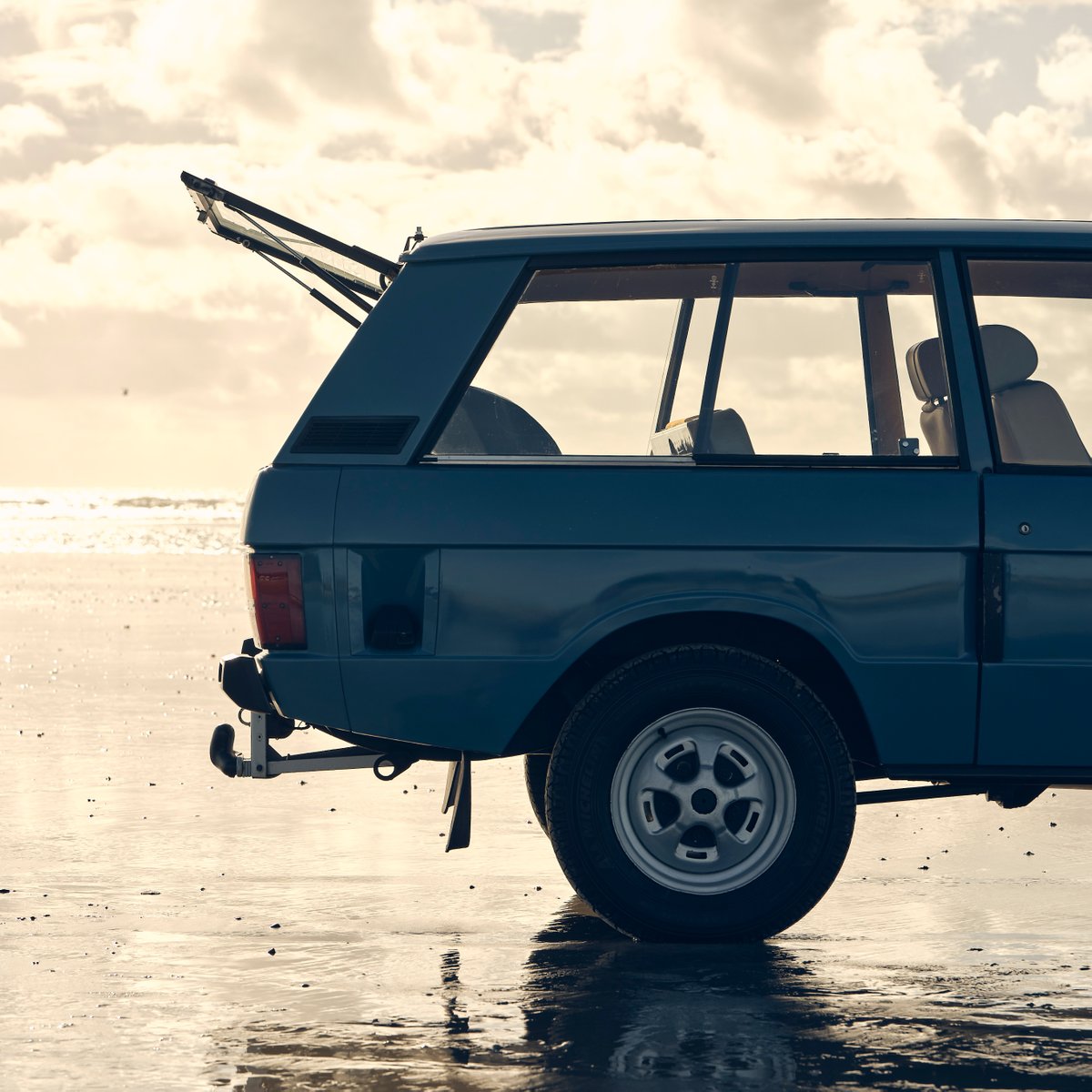 “The Range Rover was a design made with conviction and ingenuity, one whose technical intelligence matched its aesthetic purity.” ‘Rise of the SUV’ by Stephen Bayley, The Road Rat Edition 16. 🔗tinyurl.com/435py6y6 1970 Range Rover ‘Velar’ photographed by Jake Curtis.