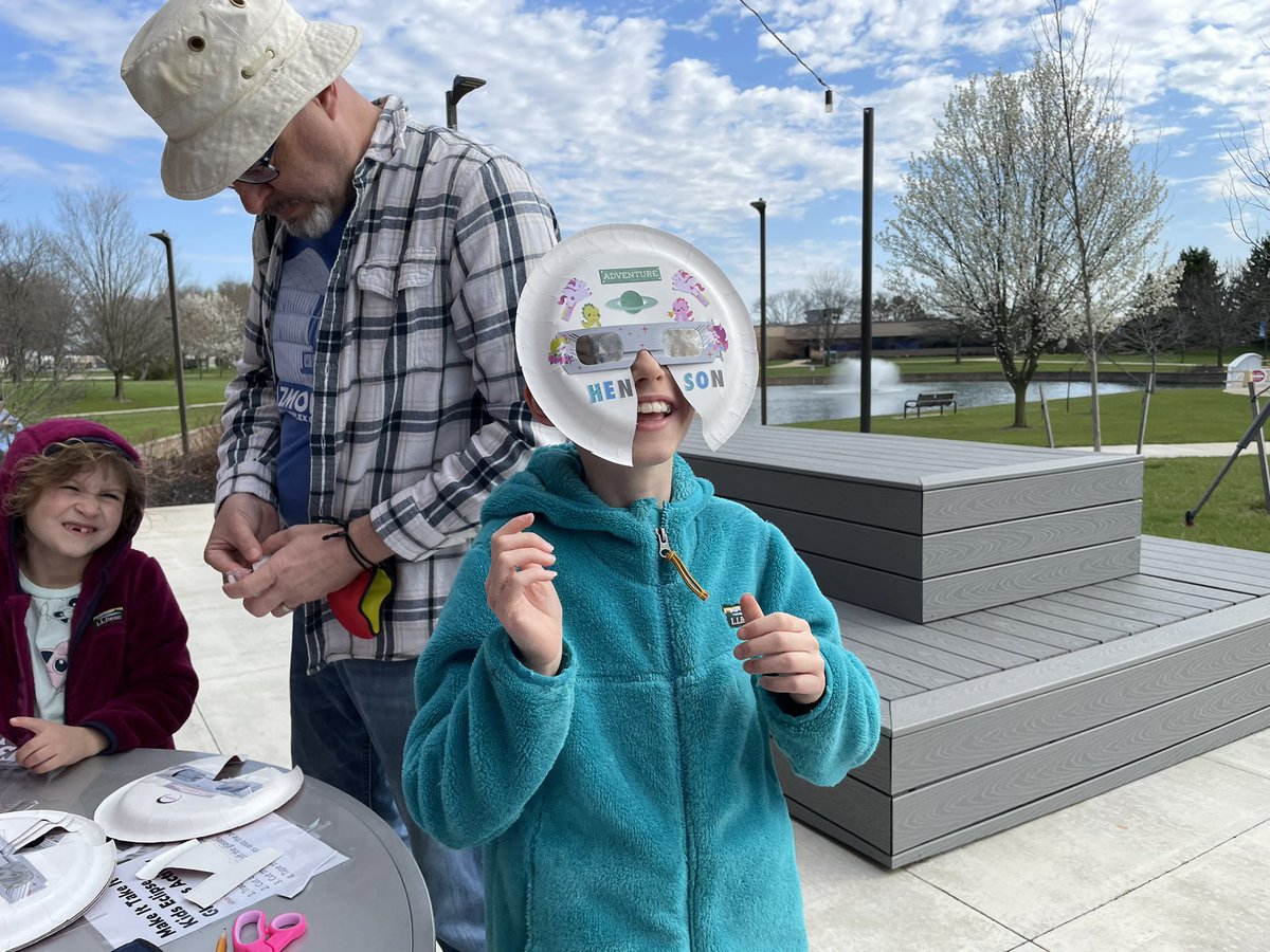 KateSiefertCox's tweet image. MARION COUNTY: Henson and Mercy are ready to go! They are here from
Worthington to watch the #SolarEclipse @wsyx6 @fox28columbus