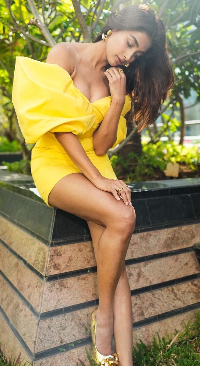 #PoojaHegde in yellow 💛