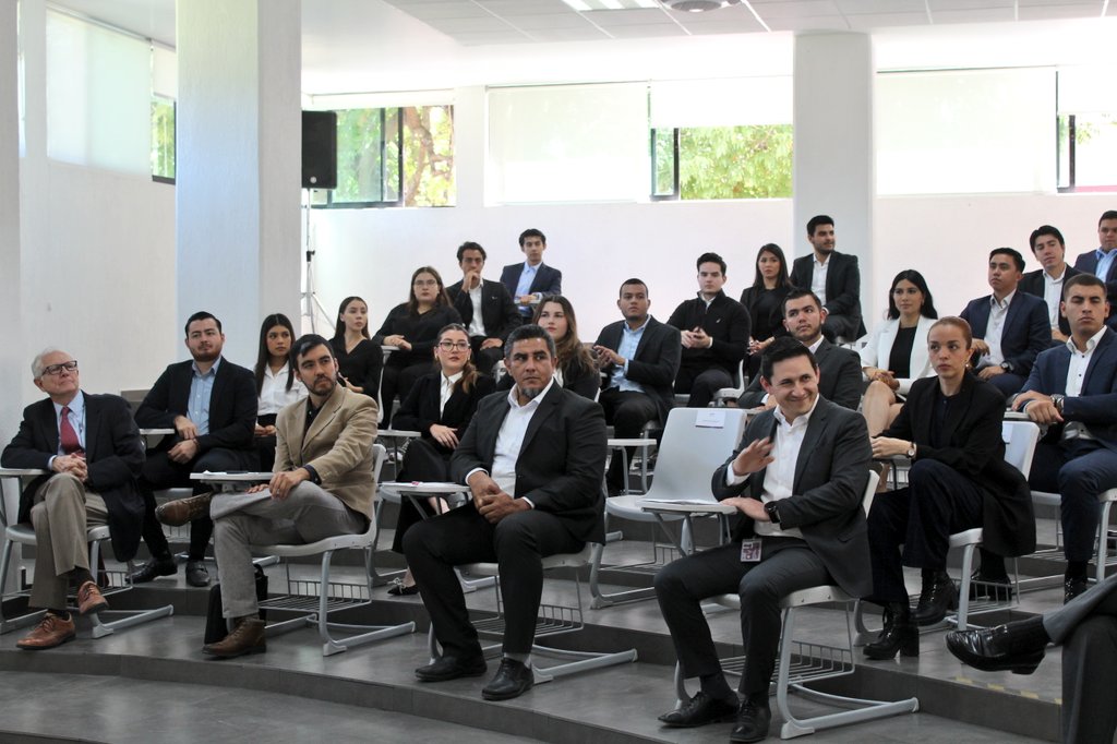 Instalamos un Comité de Vigilancia más, que estará integrado por la <a href="/UAG_Oficial/">UAG</a> y #GDL500, realizarán un ejercio de auditoría social a través de estudiantes, vigilando la obra pública de #Guadalajara. Enhorabuena por este nuevo reto.