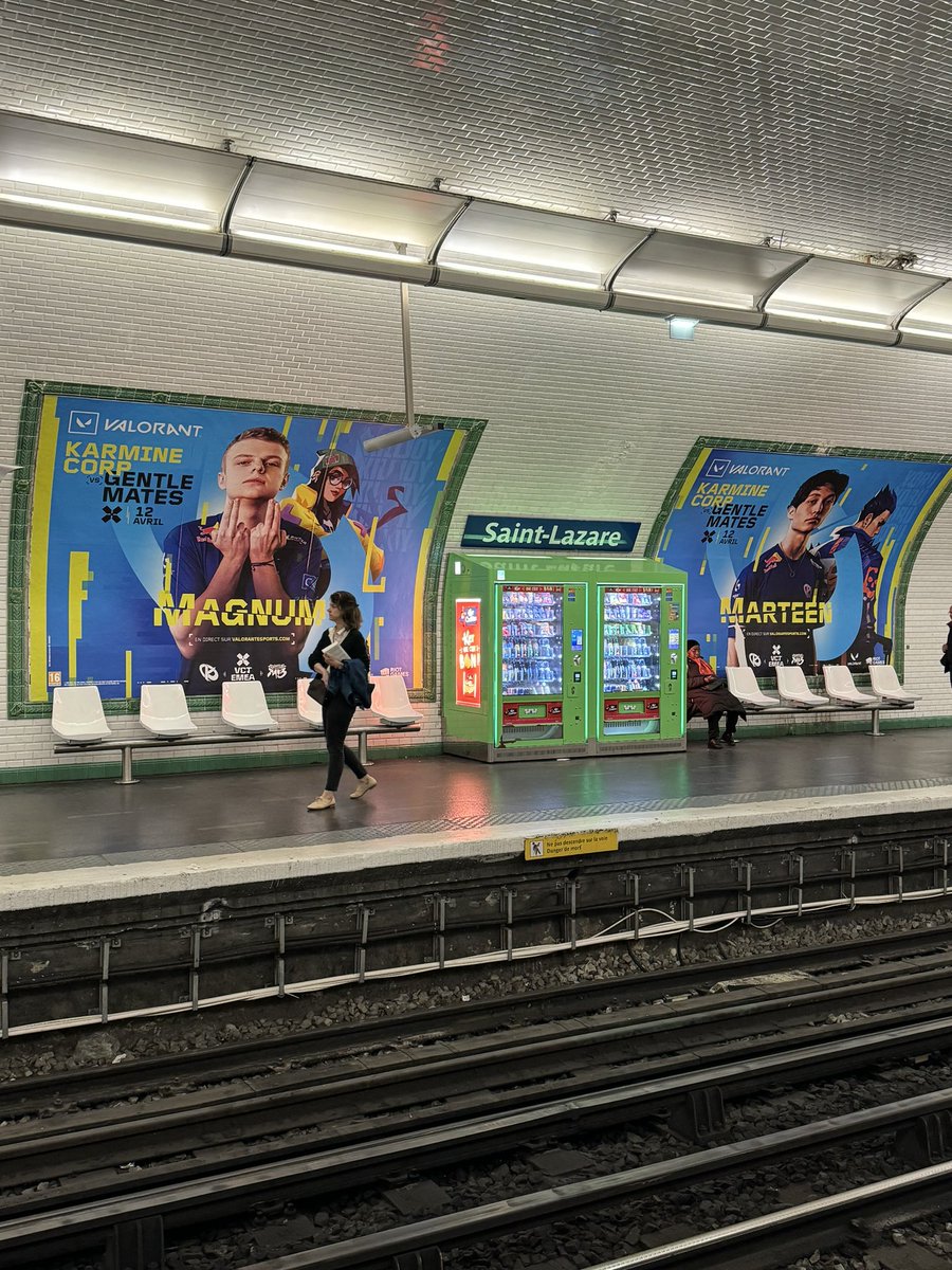 Incroyable les pubs pour @VALORANTfr sur la @Ligne12_RATP pour le match opposant @gentlemates vs @KarmineCorp 🔥 Vous aimeriez des pubs comme ça aussi pour @LoL_France ? 👊🏻