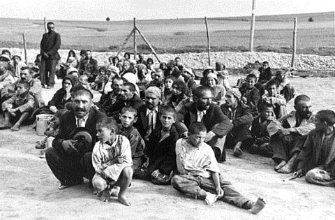 Today is #InternationalRomaDay. A day to raise awareness of their human rights and also to remember & learn about the fate of ca. 23,000 #Sinti and #Roma who were deported to German Nazi #Auschwitz camp. Around 21,000 were murdered there.