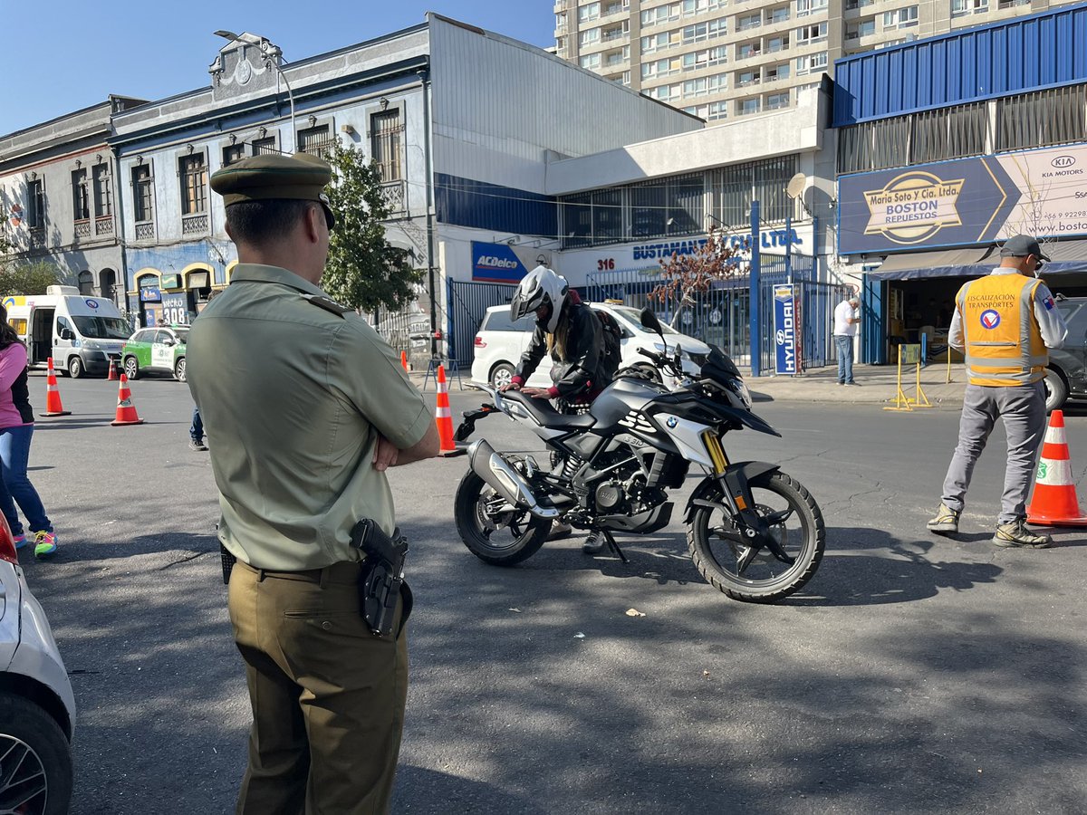 🚨 AHORA: Equipos de Fiscalización y Seguridad en conjunto con <a href="/Carabdechile/">Carabineros de Chile</a> , <a href="/Fisca_MTT/">División de Fiscalización de Transportes</a> y <a href="/SII_Chile/">SII</a> realizan operativo de fiscalización integral en avenida 10 de Julio.
