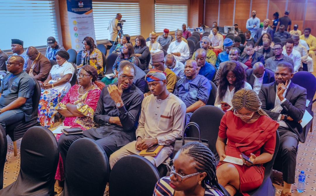 Pictures from the recently concluded Citizens Delivery Tracker App  

Hadiza Bala Usman - Special Adviser on Policy Coordination to President Bola Tinubu 
Cynthia Rowe - Development Director FCDO,  Mr Ifeanyi Peter's Ugwuoke, National Programme Manager, FCDO-PERL.

 #PBATMeansBiz…