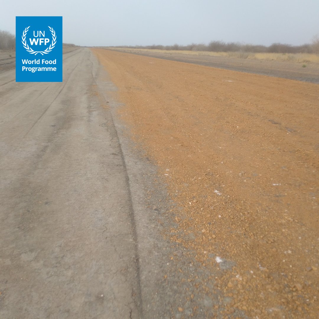 In collaboration with partners, #UNHAS plays an essential role in facilitating airport & airfield rehabilitation work that promotes connectivity, improves access and enables cost-efficient operations. Take a look at the ongoing works at Renk airstrip 🛫, South Sudan 🇸🇸 #UNHAS20