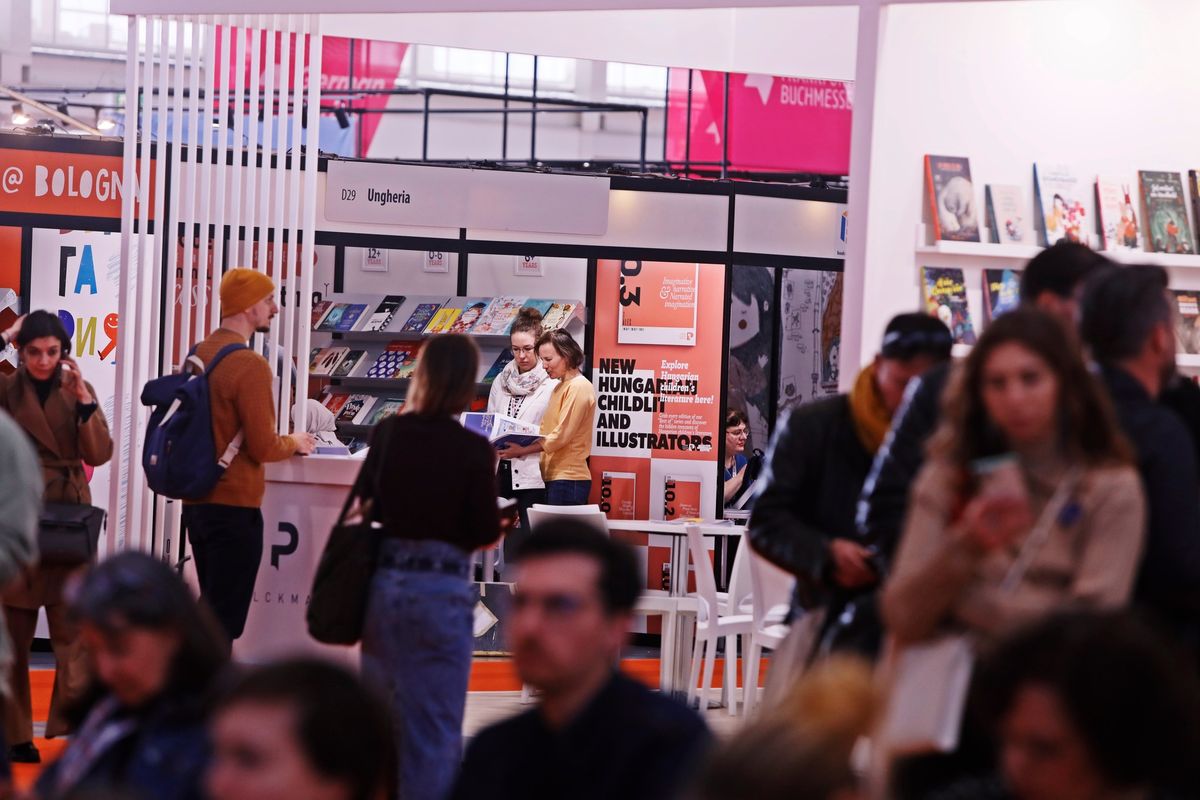 Ohmygod, if you zoom in, you can actually see my book #Rúnatánc (Runedance) on the shelf of the Hungarian 🇭🇺 stand (D29) at the #BCBF24 Book Fair in Bologna! I just can't- 

Credit: Bach Máté