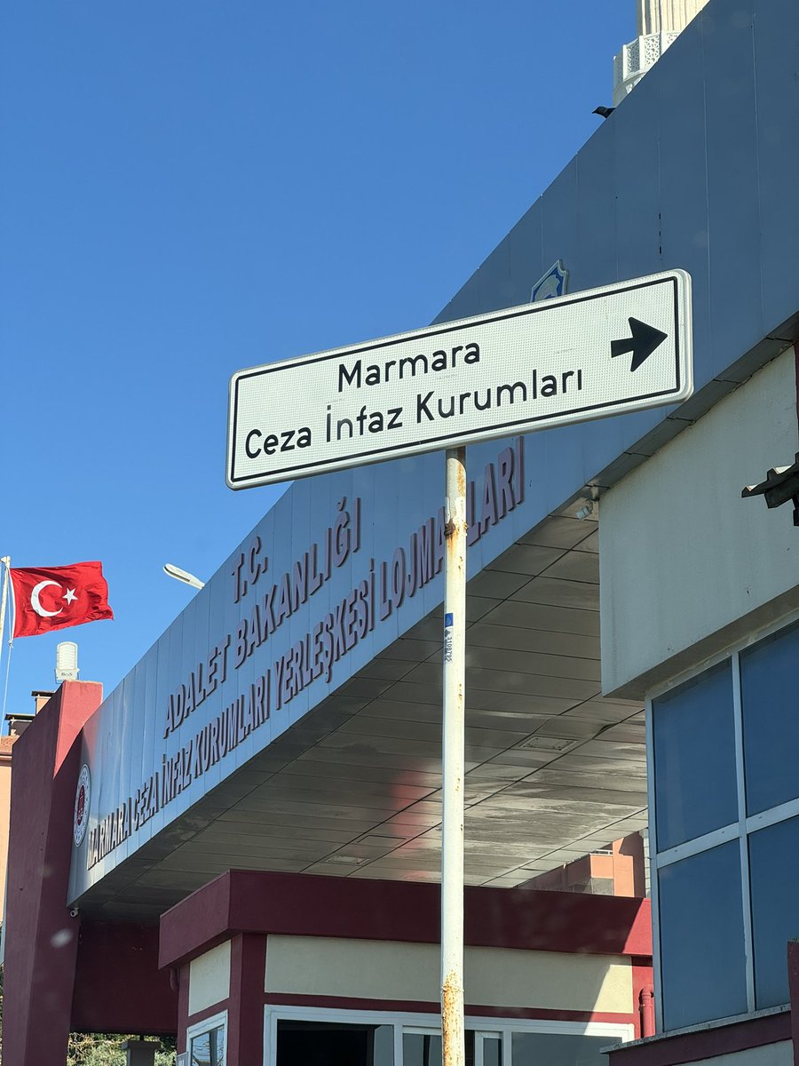 Bayram öncesi Sevgili Tayfun Kahraman ve Can Atalay’ı ziyaret ederek hepinizin selamlarını ilettim. Özgür bir şekilde özgür bir Türkiye’de yaşamayı dört gözle beklediklerini ve tüm memlekete “İyi Bayramlar” dileklerini ilettiler; tüm dostlara selam söylediler.. Bu bayramda…