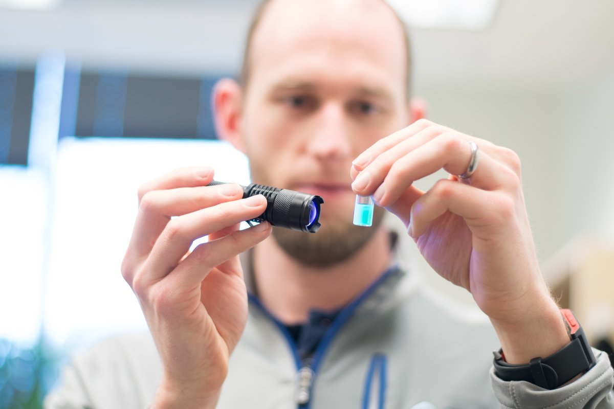 Nanosensors are neat! 🧪 They can detect chemical processes in our bodies, giving scientists key information about our cells. Researchers Kevin Cash + @joshuabrake are leveraging the power of this imaging solution to develop affordable tools for small universities