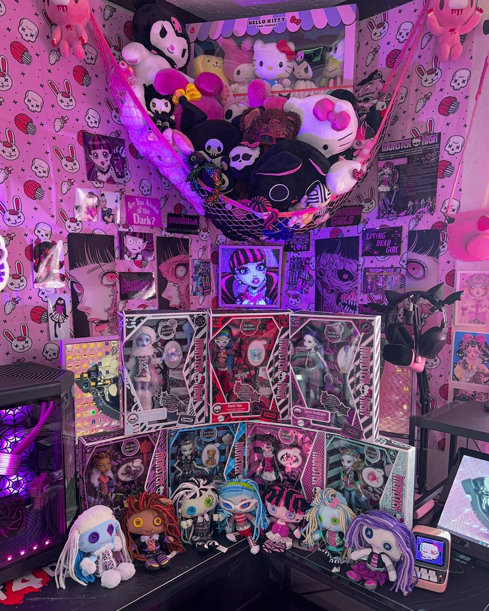 My favorite ghouls 🦇🩷
 #monsterhigh #booriginalcreeproductions #ghouliayelps #spectravondergeist #abbeybominable #draculaura #frankiestein #lagoonablue #clawdeenwolf #dollcollector #dollcollection #monsterhighdolls