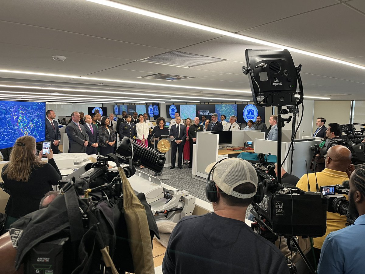 “New epicenter of how @DCPoliceDept fight crime and investigate cases” - Full house for ribbon cutting of DC’s Real Time Crime Center - which Chief says already worked to make quick arrest after Friday shooting at GA/NH Avenues, NW @wusa9 @MayorBowser